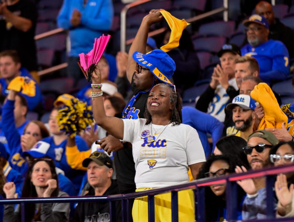 Pitt parents cheer on the Panthers against the Syracuse Orange. Oct. 18, 2025 - Ed Thompson / PSN