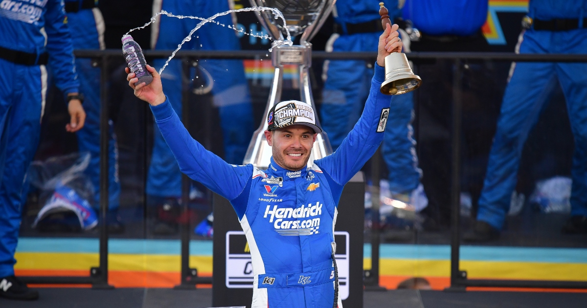 Kyle Larson breaks down NASCAR championship race on 'The Tonight Show'