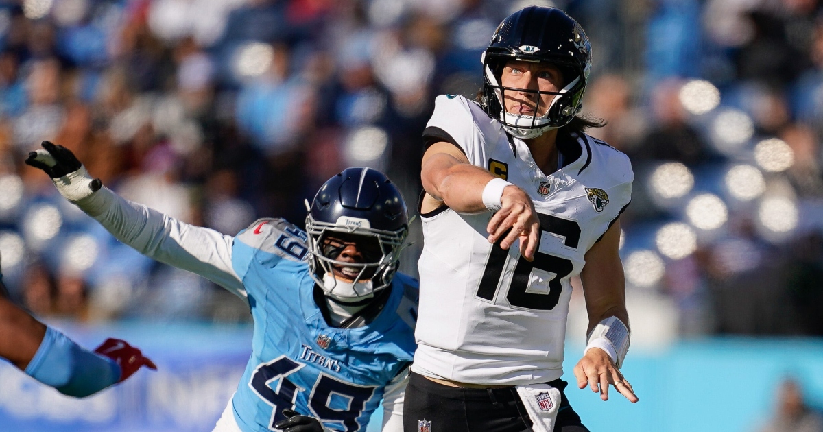Fight breaks out on Jaguars sideline after late hit on Trevor Lawrence