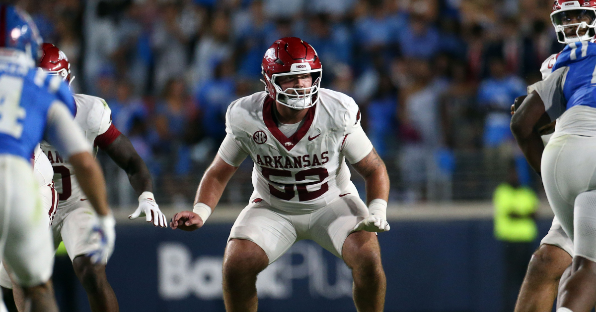 Arkansas offensive lineman announces 2026 return
