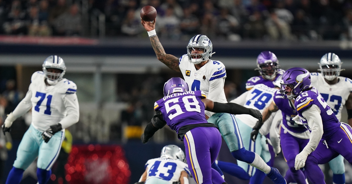 Jonathan Greenard injury update: Vikings star heads to locker room vs. Cowboys