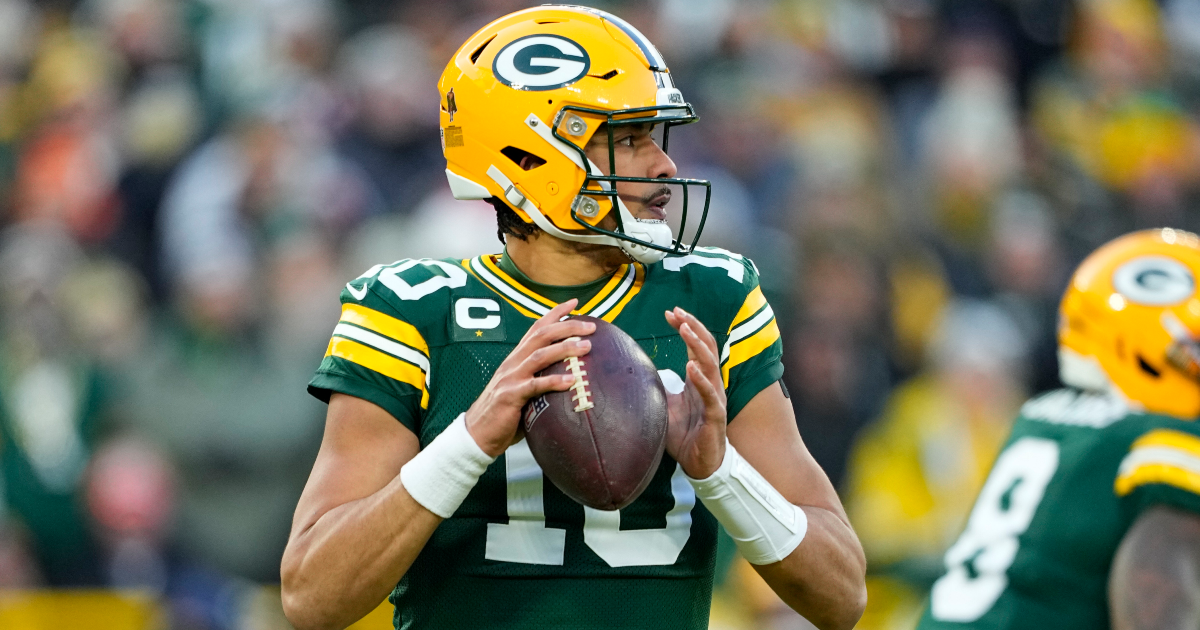 BREAKING: Jordan Love taken to locker room after dirty hit