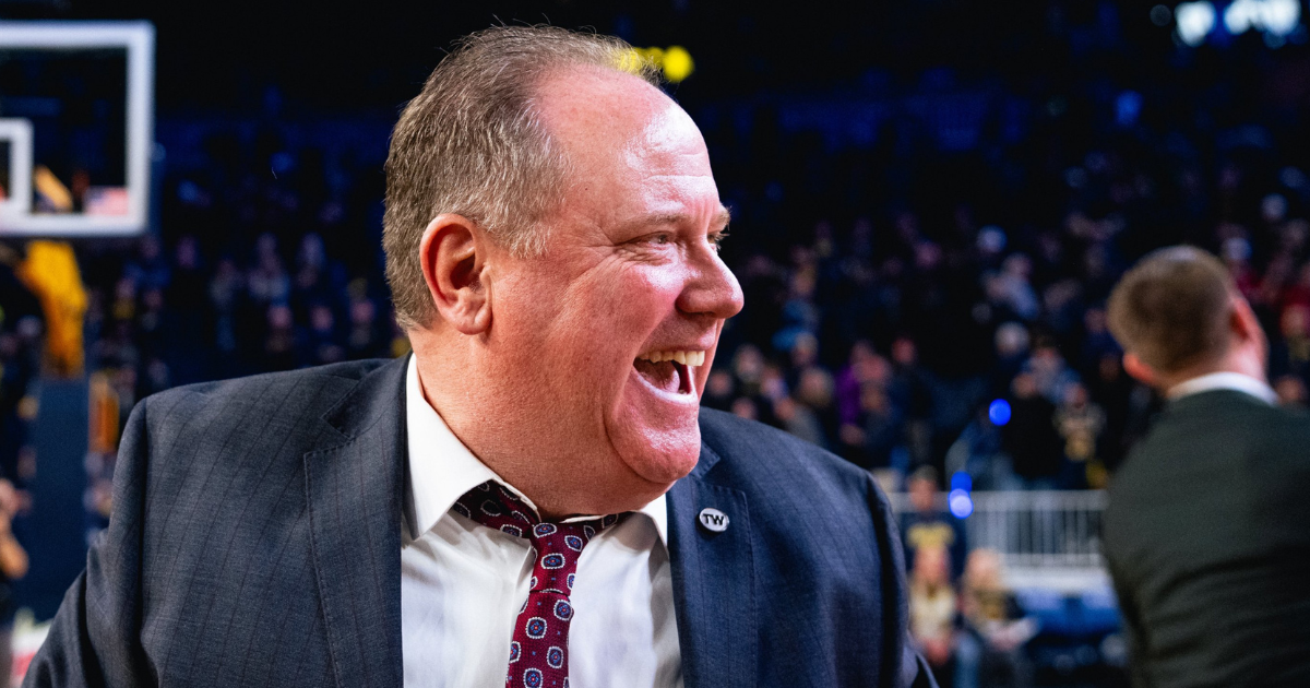 Wisconsin fans storm court after dominant win over No. 10 Michigan State