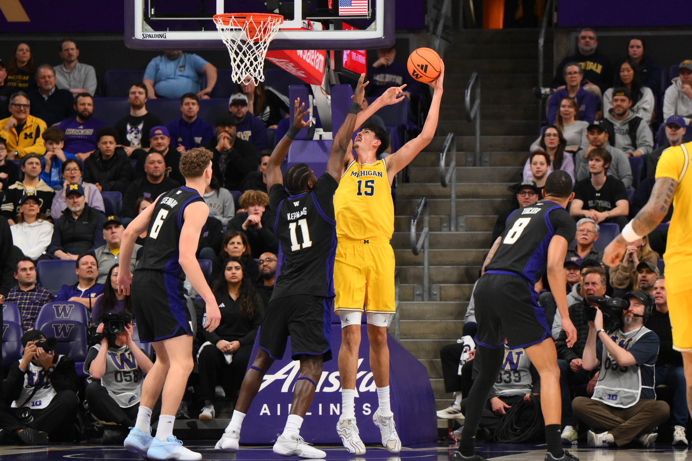 Michigan front court trio combines for 50 points, Wolverines dispose of Washington in Seattle