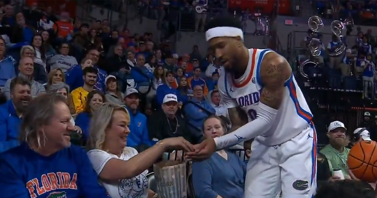 Florida PG Boogie Fland begs fan for popcorn on baseline, eats some in game vs. LSU