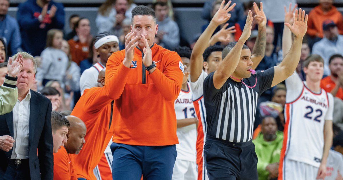 Pearl turns to the crowd — Neville Arena answers in Auburn comeback