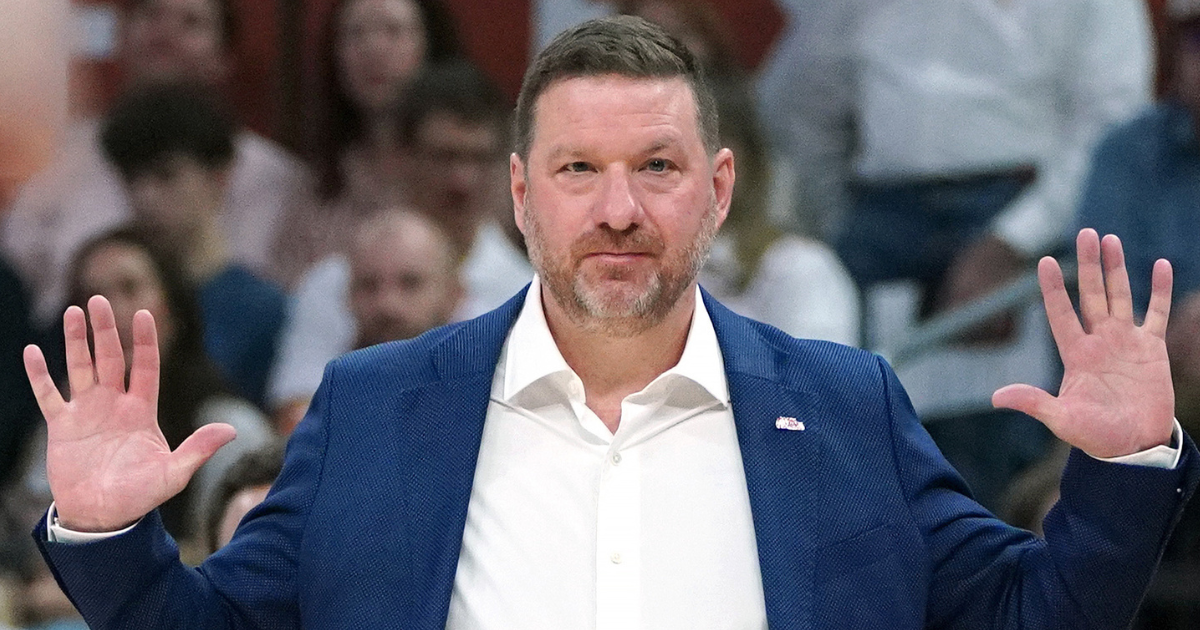 Texas fans direct chant at former HC Chris Beard: ‘Don’t hit women’