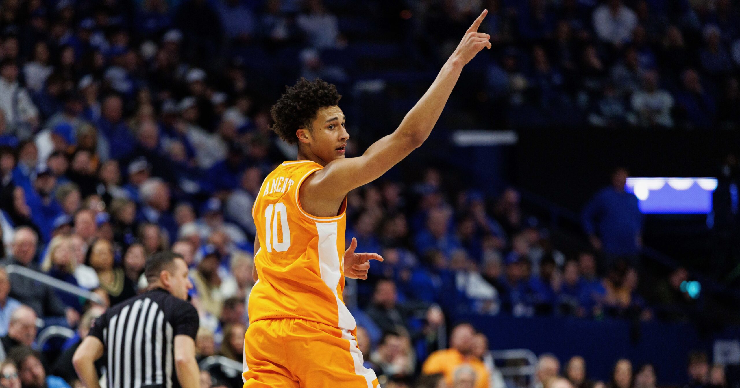 Nate Ament injury update: Tennessee star leaves Alabama game for locker room