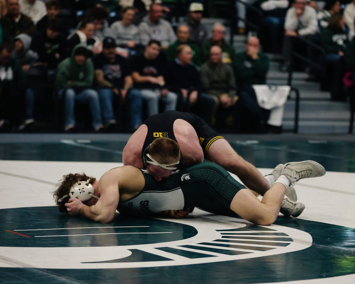 #8 Iowa halts two-dual skid, romps Michigan State, 40-6