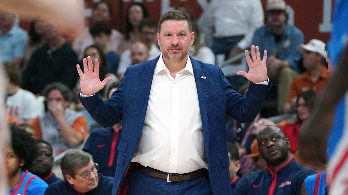 Chris Beard mocks 'human element' of officiating after controversial call against Malik Dia