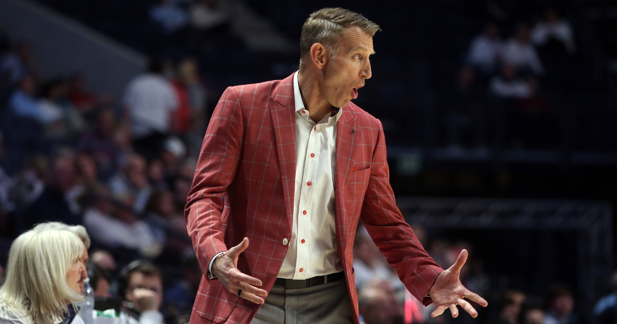 Alabama puts four players on court out of timeout, nearly causes Georgia turnover