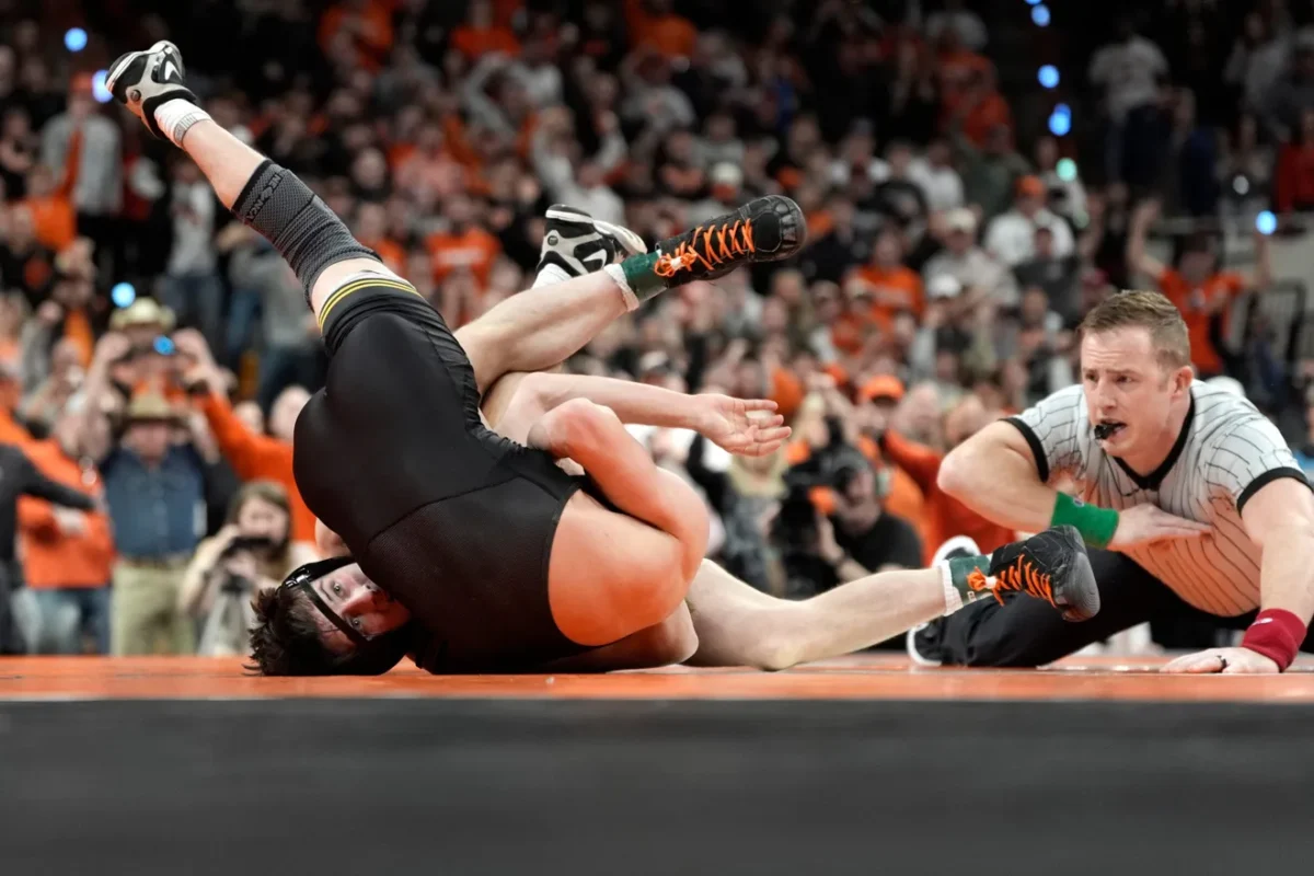 Iowa falls to #3 Oklahoma State in regular season finale, 32-11