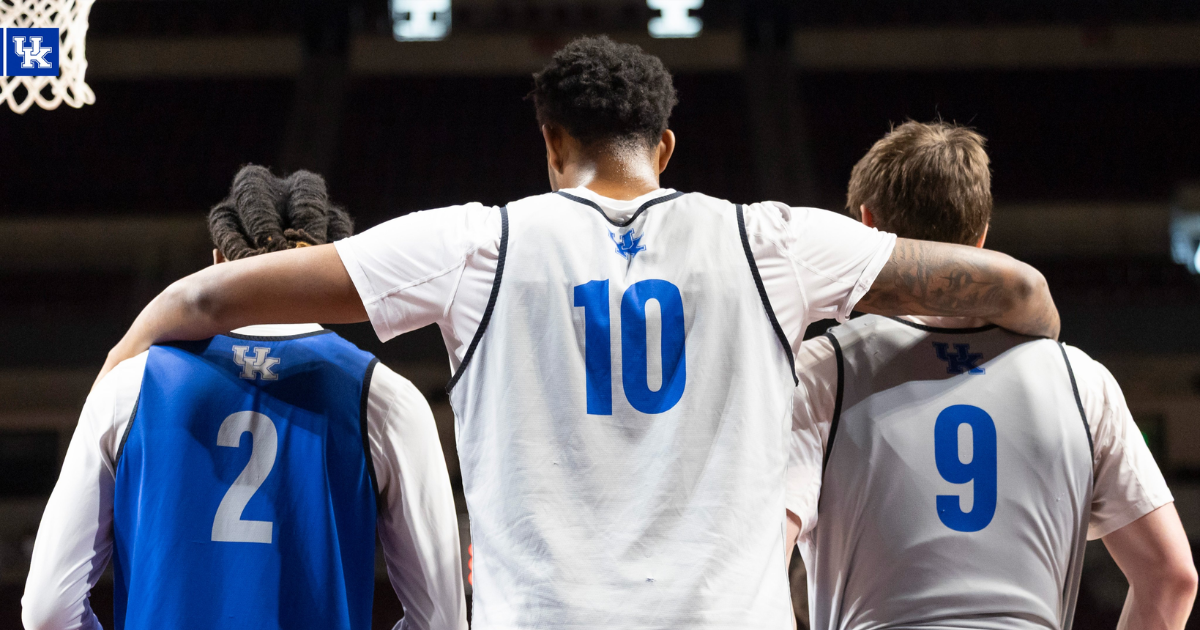 Kentucky leads South Carolina after an ugly half of basketball
