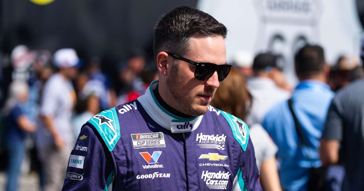 Alex Bowman sparks concern with health issue during Austin NASCAR race, pulls himself out