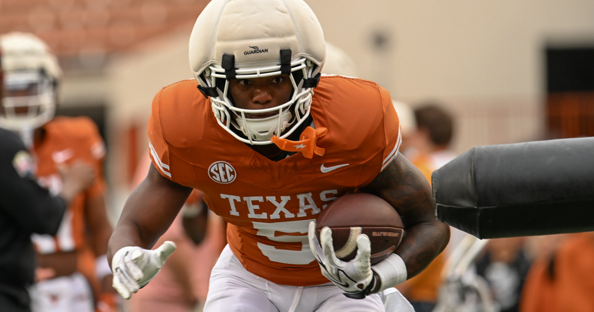 Derrek Cooper injury update: Texas freshman RB heads to locker room vs ...