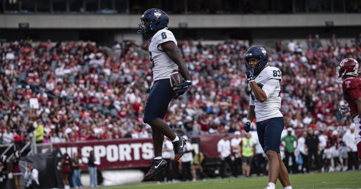 UConn snaps skid, beats former AAC rival Temple, 34-20