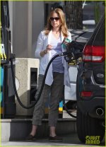 jenna-fischer-shows-off-her-large-baby-bump-at-the-gas-station-08.jpg