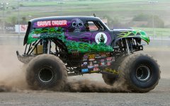 grave-digger-side-view-in-motion.jpg