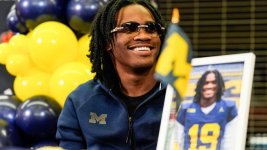 76778255007-12042024-bellevillesigning-14.jpg
