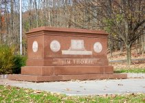 Tomb_of_Jim_Thorpe_b.jpg