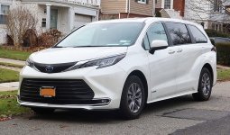 2021_Toyota_Sienna_XLE_Hybrid,_front_12.21.21.jpg